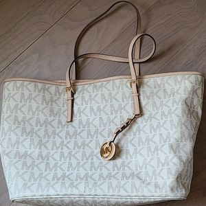 Michael Kors Jet Set Tote